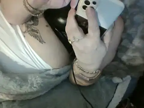 Snapshot of housewife_shantie chatting on 03-15-25, 11:40 housewife shantie online show from 03-15-25, 11:40