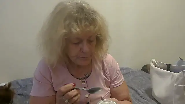 Snapshot of housewife_shantie chatting on 09-27-25, 12:54 housewife shantie online show from 09-27-25, 12:54