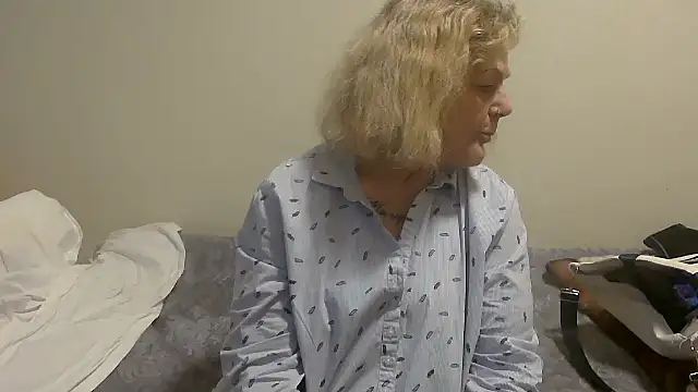 Snapshot of housewife_shantie chatting on 09-30-25, 10:09 housewife shantie online show from 09-30-25, 10:09