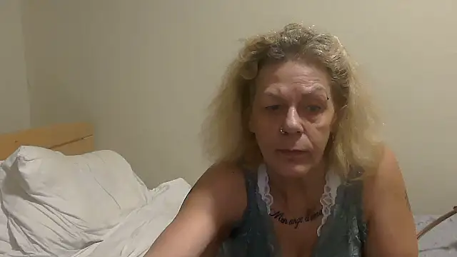 Snapshot of housewife_shantie chatting on 10-16-25, 07:37 housewife shantie online show from 10-16-25, 07:37