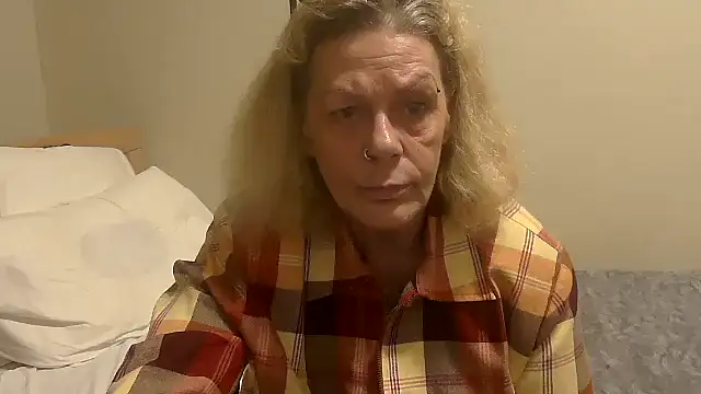 Snapshot of housewife_shantie chatting on 10-22-25, 06:40 housewife shantie online show from 10-22-25, 06:40