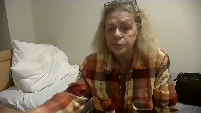 Snapshot of housewife_shantie chatting on 10-23-25, 08:57 housewife shantie online show from 10-23-25, 08:57