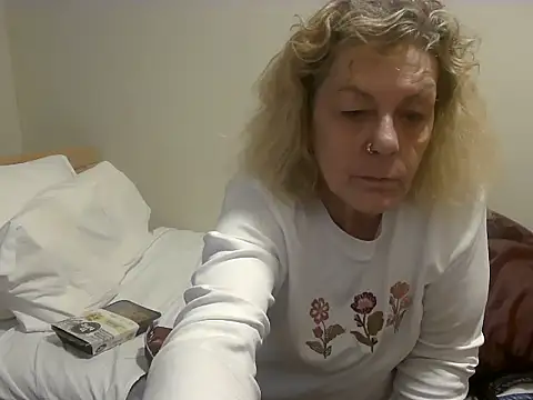 Snapshot of housewife_shantie chatting on 10-24-25, 10:11 housewife shantie online show from 10-24-25, 10:11