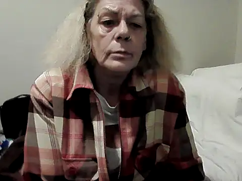 Snapshot of housewife_shantie chatting on 10-27-25, 02:54 housewife shantie online show from 10-27-25, 02:54