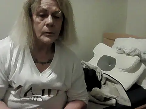 Snapshot of housewife_shantie chatting on 11-15-25, 03:19 housewife shantie online show from 11-15-25, 03:19