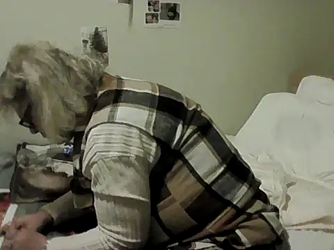 housewife shantie online show from 11-24-25, 04:51