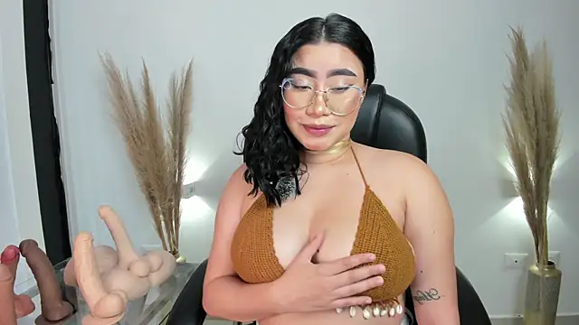 Snapshot of leylaclintonxx chatting on 03-15-25, 10:11 leylaclintonxx online show from 03-15-25, 10:11