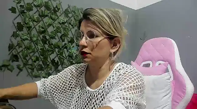 Snapshot of sexy_bigboooty chatting on 12-08-24, 10:03 sexy bigboooty online show from 12-08-24, 10:03