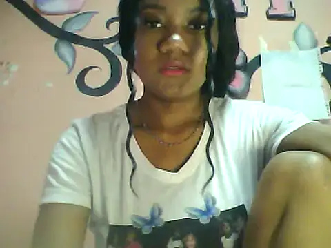 Snapshot of Fariana01 chatting on 02-05-25, 10:33 Fariana01 online show from 02-05-25, 10:33