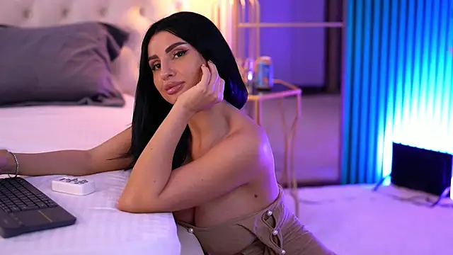 IsabelleHunt online show from 02-10-25, 02:59