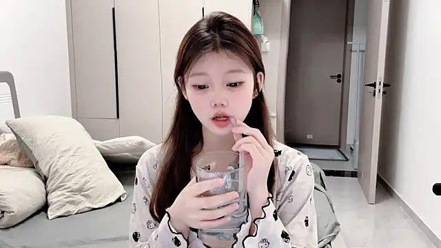 Snapshot of yangyang-1115 chatting on 09-27-25, 04:39 yangyang-1115 online show from 09-27-25, 04:39