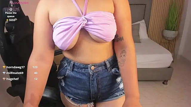 Snapshot of aurora_johnson_ chatting on 01-11-25, 08:43 aurora johnson online show from 01-11-25, 08:43