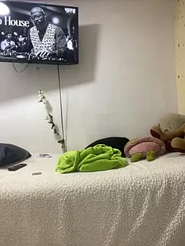 Snapshot of Leyna_Kenet chatting on 10-24-25, 02:46 Leyna Kenet online show from 10-24-25, 02:46