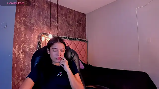 Snapshot of SKYLERWHIITEE chatting on 12-12-24, 06:14 SKYLERWHIITEE online show from 12-12-24, 06:14