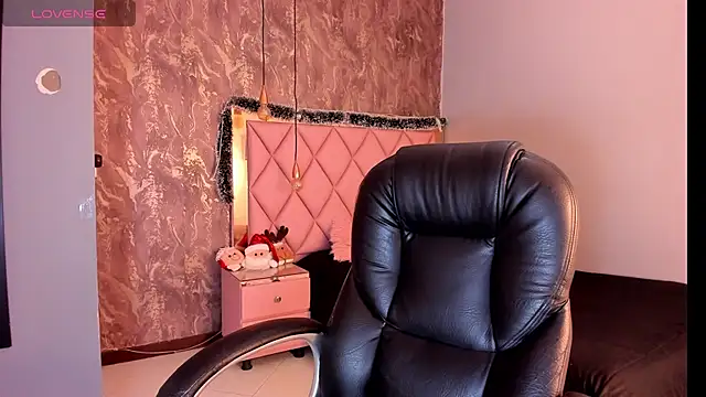 Snapshot of SKYLERWHIITEE chatting on 12-19-24, 03:18 SKYLERWHIITEE online show from 12-19-24, 03:18