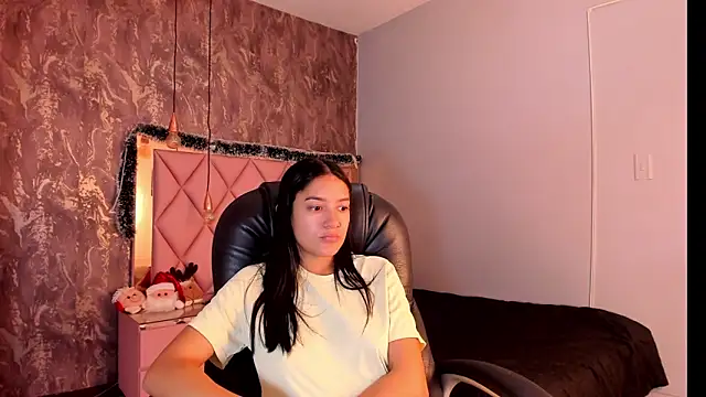 Snapshot of SKYLERWHIITEE chatting on 12-19-24, 06:23 SKYLERWHIITEE online show from 12-19-24, 06:23