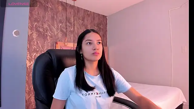 Snapshot of SKYLERWHIITEE chatting on 01-10-25, 02:25 SKYLERWHIITEE online show from 01-10-25, 02:25