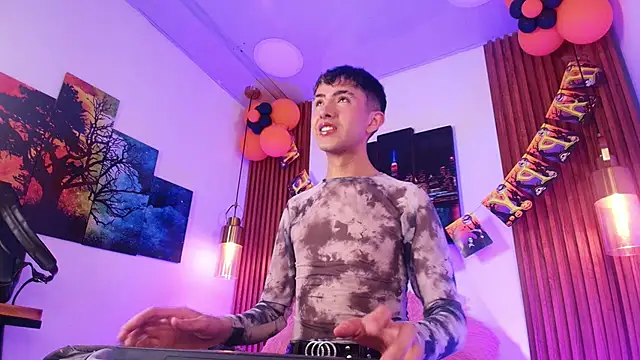 Noah Xitruxx online show from 10-29-25, 02:58