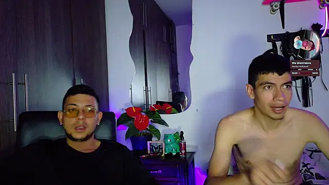 Snapshot of Nymphobuddies chatting on 02-19-25, 05:05 Nymphobuddies online show from 02-19-25, 05:05