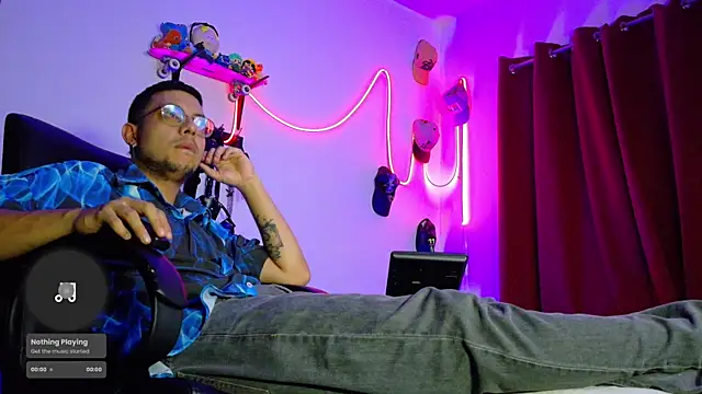 Snapshot of Nymphobuddies chatting on 03-16-25, 12:01 Nymphobuddies online show from 03-16-25, 12:01