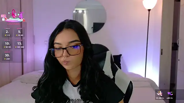 Snapshot of AnabelWolf chatting on 10-08-25, 04:37 AnabelWolf online show from 10-08-25, 04:37