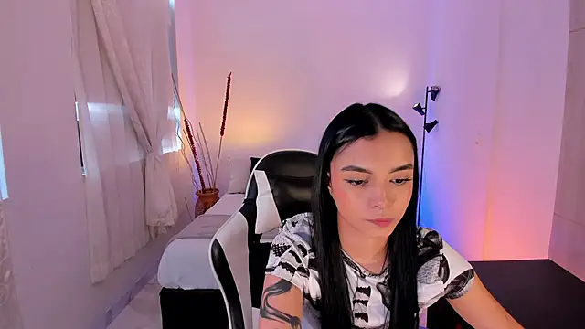 Snapshot of AnabelWolf chatting on 10-14-25, 04:30 AnabelWolf online show from 10-14-25, 04:30