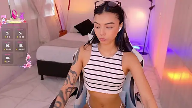 Snapshot of AnabelWolf chatting on 10-15-25, 04:51 AnabelWolf online show from 10-15-25, 04:51