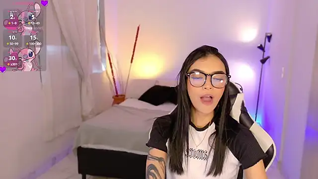 Snapshot of AnabelWolf chatting on 10-27-25, 04:33 AnabelWolf online show from 10-27-25, 04:33