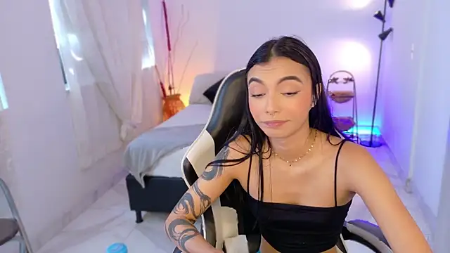 Snapshot of AnabelWolf chatting on 11-11-25, 03:23 AnabelWolf online show from 11-11-25, 03:23