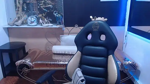 Lili Gomez  online show from 10-14-25, 01:45