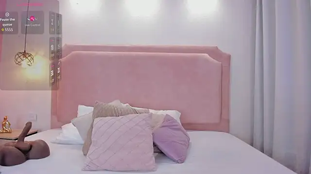 Snapshot of sophiawhite__ chatting on 09-30-25, 02:00 sophiawhite online show from 09-30-25, 02:00