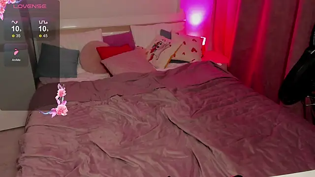 Snapshot of Sonya_Glen chatting on 02-14-25, 07:17 Sonya Glen online show from 02-14-25, 07:17