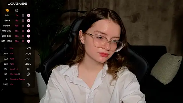 Snapshot of Sonya_Glen chatting on 09-19-25, 10:10 Sonya Glen online show from 09-19-25, 10:10