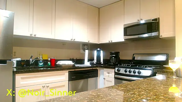 Snapshot of sinnernoir chatting on 02-22-26, 04:02 sinnernoir online show from 02-22-26, 04:02