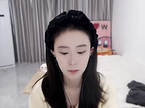 LOLO-yaya online show from 12-17-24, 07:18