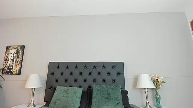 Snapshot of Robin_Rief chatting on 10-15-25, 03:06 Robin Rief online show from 10-15-25, 03:06