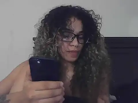 Snapshot of 1prettygem chatting on 12-17-24, 10:32 1prettygem online show from 12-17-24, 10:32