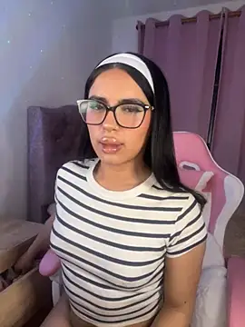 Snapshot of Emily-14 chatting on 11-13-25, 04:44 Emily-14 online show from 11-13-25, 04:44