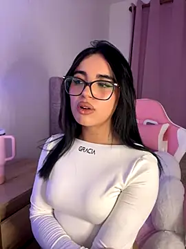 Snapshot of Emily-14 chatting on 11-18-25, 02:50 Emily-14 online show from 11-18-25, 02:50