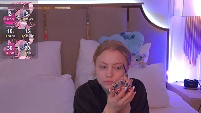 Snapshot of DorisHell chatting on 11-19-25, 03:06 DorisHell online show from 11-19-25, 03:06