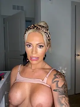 Snapshot of sophiamariexoxo240 chatting on 09-28-25, 05:07 sophiamariexoxo240 online show from 09-28-25, 05:07