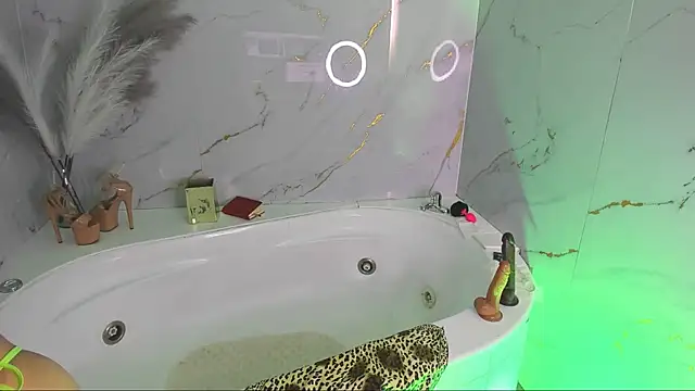 Snapshot of Summer_Rosee chatting on 02-10-25, 04:04 Summer Rosee online show from 02-10-25, 04:04