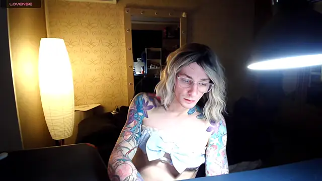 Snapshot of Julia_dolls chatting on 11-14-25, 05:55 Julia dolls online show from 11-14-25, 05:55