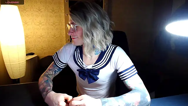 Snapshot of Julia_dolls chatting on 12-15-25, 06:01 Julia dolls online show from 12-15-25, 06:01