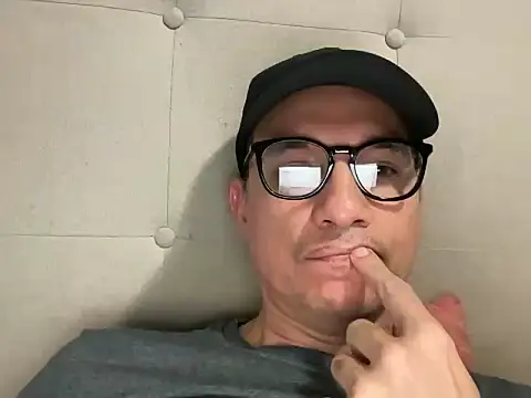 Snapshot of alex_ruiz85 chatting on 12-02-25, 12:49 alex ruiz85 online show from 12-02-25, 12:49