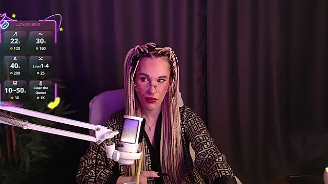 Snapshot of Cassie_Bae chatting on 11-28-25, 05:43 Cassie Bae online show from 11-28-25, 05:43