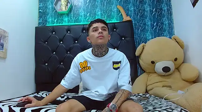 Snapshot of exotic_hot_couple chatting on 02-25-25, 09:57 exotic hot couple online show from 02-25-25, 09:57