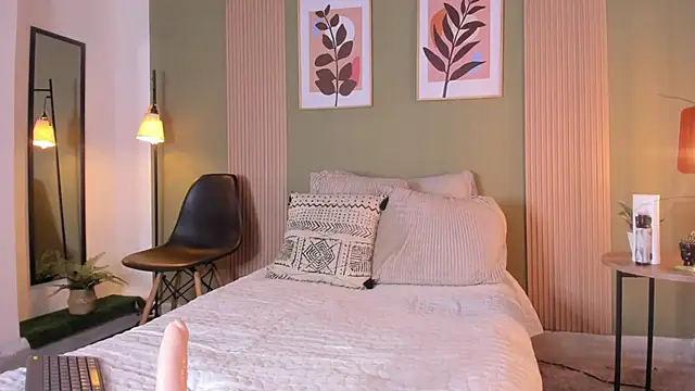 Snapshot of bella_arias chatting on 12-21-24, 12:42 bella arias online show from 12-21-24, 12:42