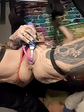 MommyMisfit online show from 12-19-25, 01:01