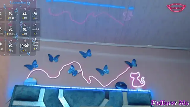 Snapshot of Roxan_Fox- chatting on 11-25-25, 02:00 Roxan Fox- online show from 11-25-25, 02:00